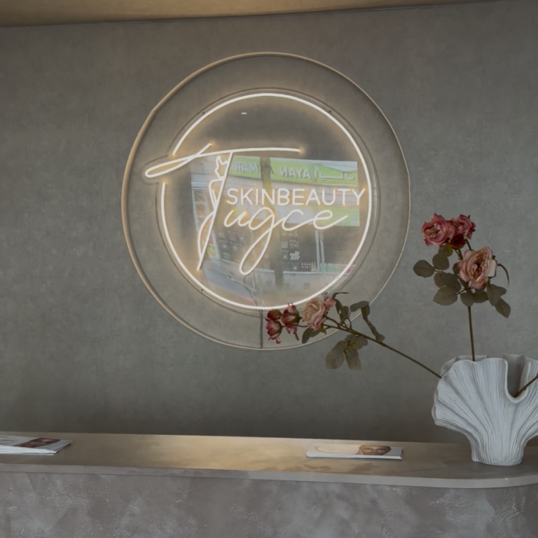 Hautpflegeprodukte für sensible Haut im Regal von Tugce Skinbeauty Hagen