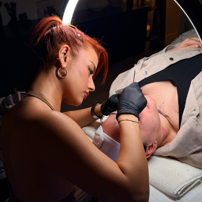 Behandlungsraum im Kosmetikstudio Tugce Skinbeauty Berlin mit moderner Ausstattung